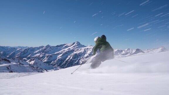 滑雪教练在意大利阿尔卑斯山进行速度滑雪