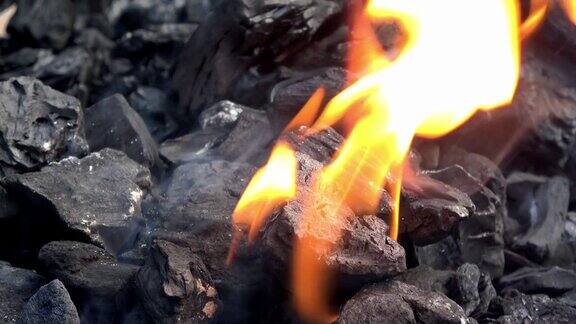 4k烧烤用的木炭火烟雾和火焰烧烤时用的热煤和火焰