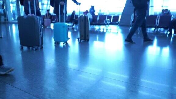 不认识的人在机场拖着行李