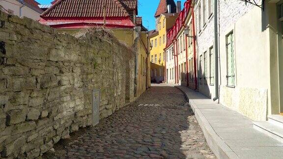 走在爱沙尼亚塔林老城的街道上