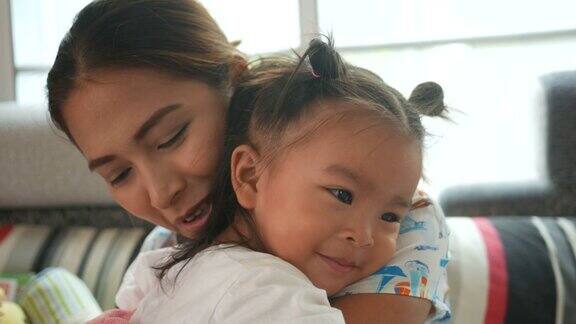 亚洲女婴与母亲拥抱