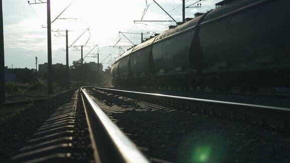 载着货车的火车在日落时在轨道上行驶铁路与火车在日落长列货运火车用货车运载货物火车在铁路上行驶火车在日出时穿过农村