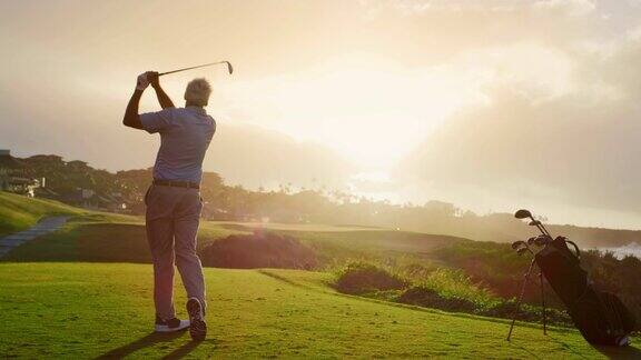 夕阳下打高尔夫球