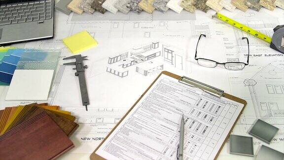 建筑师办公桌上的蓝图住宅计划装修材料的选择