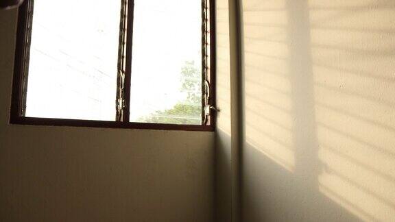 时间流逝:阳光透过建筑角落的百叶窗照射进来