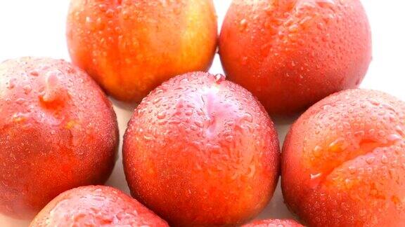 白色盘子里放着成熟的桃子
