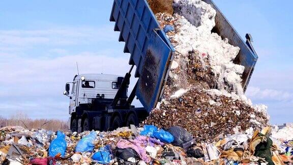 垃圾车在垃圾填埋场上处理垃圾把垃圾变成垃圾的车辆