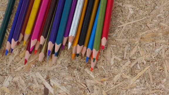 多色铅笔用于粗糙表面的工艺