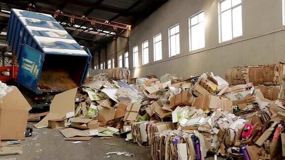 工厂里存放废纸的大仓库