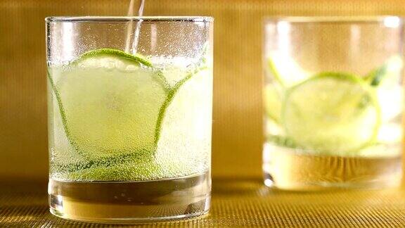 平底玻璃杯中加入柠檬片倒入苏打水