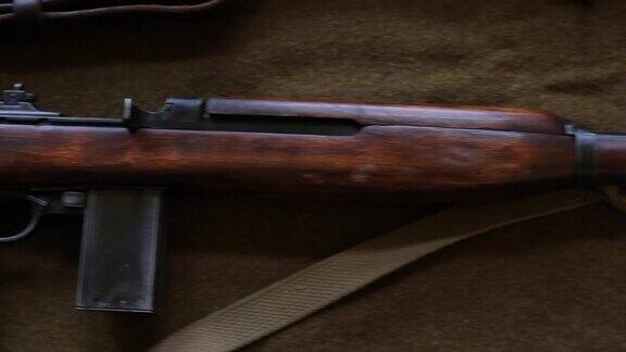 自动武器stg44躺在桌子上