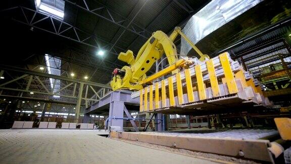 自动化的机器在工业工厂工作的现代机械臂