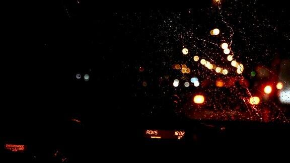 下雨了汽车挡风玻璃雨打在玻璃上