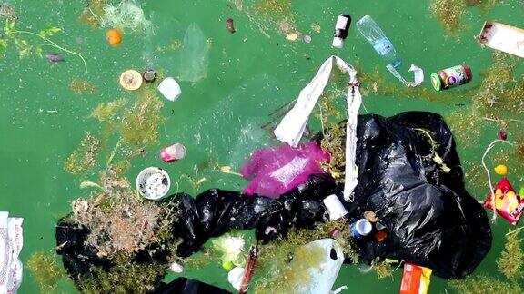 滥用环境垃圾漂浮在海里