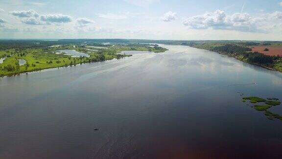 阳光明媚的一天卡马河的鸟瞰图俄罗斯尼日涅卡姆斯克水库附近地区