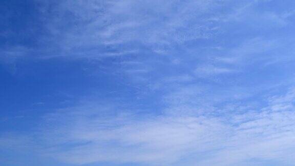 蓝天与蓬松的云时间推移在一个晴朗的日子4k镜头