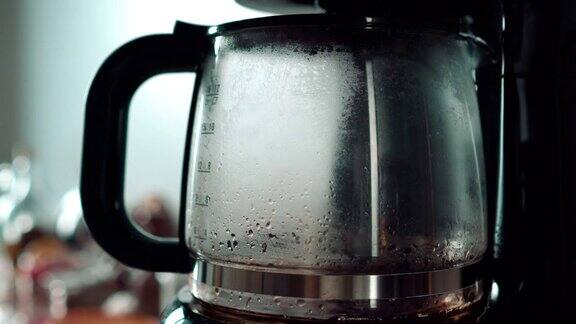 制作过滤咖啡机滴咖啡-咖啡滴与声音