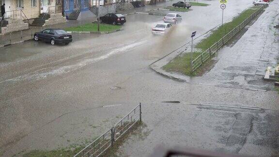 汽车在雨中行驶在被洪水淹没的道路上慢镜头