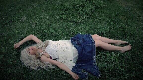 年轻女子躺在草地上