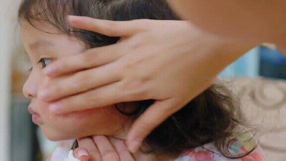 婴儿脸有皮疹通常出现在蹒跚学步的女孩过敏孩子脸颊红肿