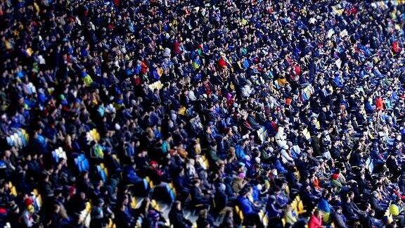 成千上万的人在体育场观看足球比赛大型体育赛事
