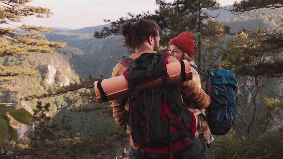 一对年轻的徒步旅行者一起欣赏美丽的景色