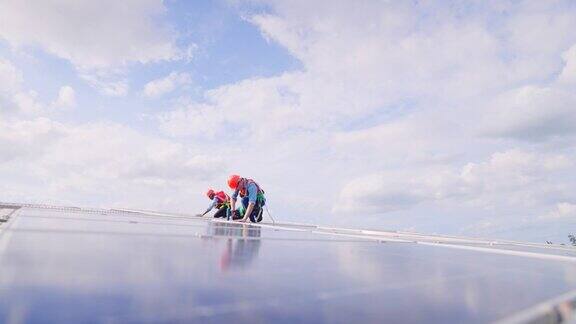 技术员在工厂屋顶安装和维护太阳能电池板