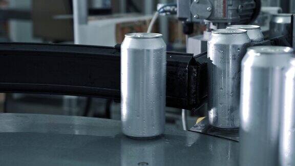 在饮料生产的传送带上新的空铝罐正在生产线上移动餐饮工业经营理念高质量4k镜头