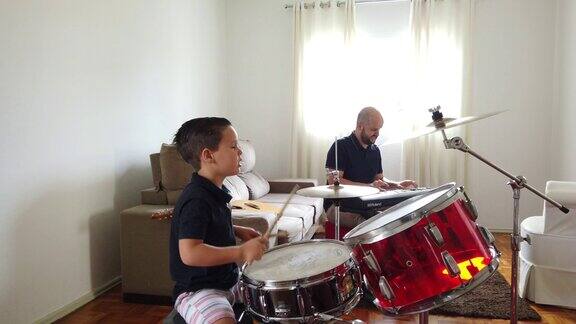 父亲和儿子在家里演奏音乐