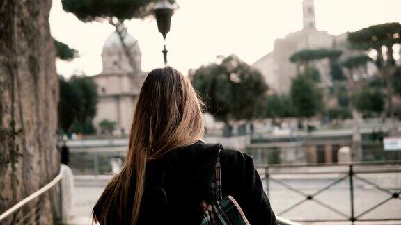 女孩漫步在意大利罗马看着古老而美丽的城市探索古罗马广场遗址的妇女