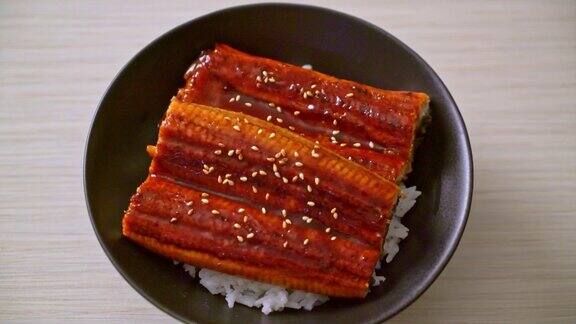 日式鳗鱼配饭或鳗鱼饭-日式料理