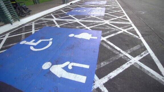 残疾人停车位或停车场上的残疾人标志