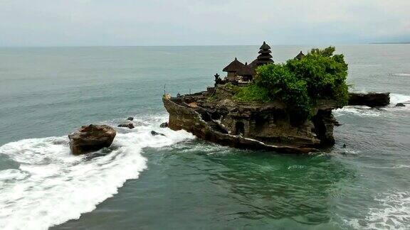 TanahLot岛和寺庙巴厘岛印度尼西亚