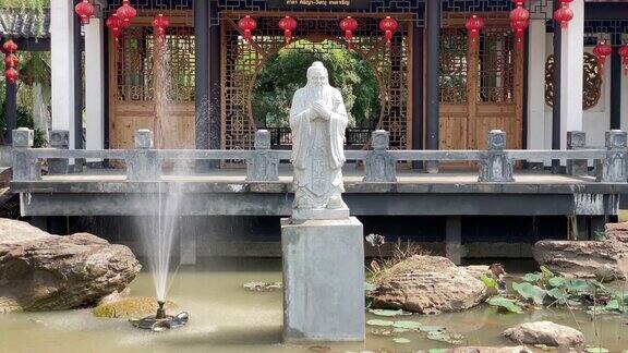 有孔子雕像的中国园林