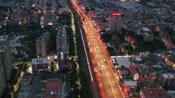 夜城高架道路交通流鸟瞰图