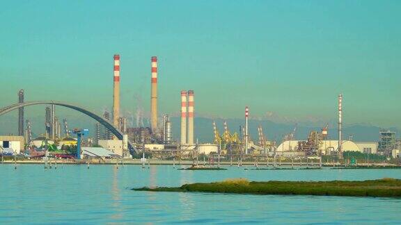 意大利威尼斯海边的大工厂