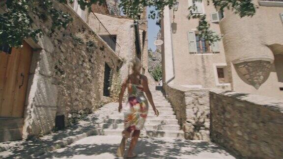 在古老的村庄Moustier圣玛丽一个女人跑上楼梯