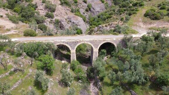 鞑靼桥-非常古老的石拱桥来自奥斯曼帝国或更古老的时代约30米长有三个拱门两个中央桥墩完整保存在土耳其爱琴海乌拉附近