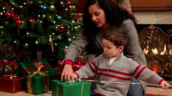 妈妈帮儿子打开圣诞礼物