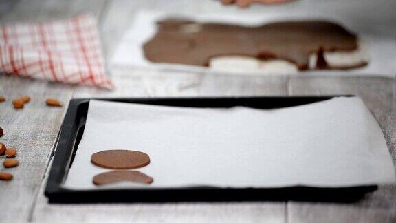 将生巧克力饼干放在烤盘上准备烘烤