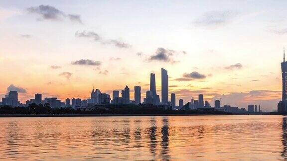 黎明时分广州河边的现代化办公大楼间隔拍摄