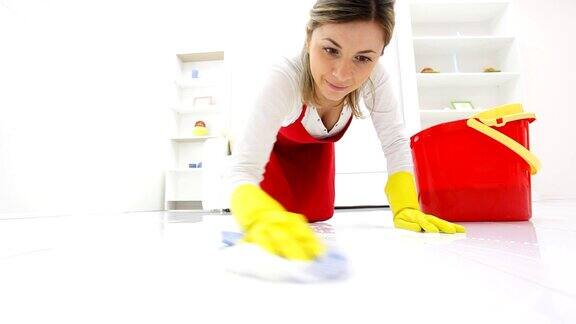 家庭主妇用抹布洗地板