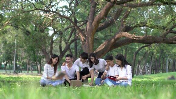 六个学生聚在户外公园一起做作业
