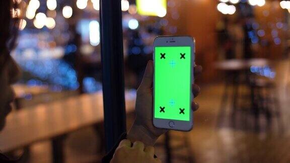 在咖啡馆使用绿屏手机