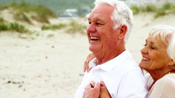 一对老年情侣在海滩上拥抱