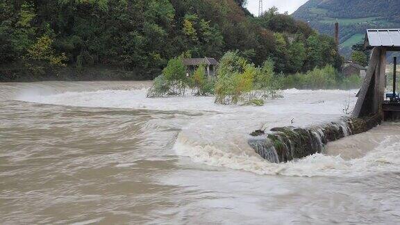 大雨过后塞里奥河涨了起来贝加莫省意大利北部