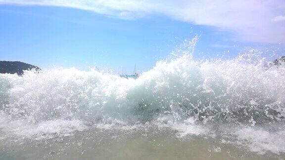 海滩上的海浪在蓝天的背景下是美丽的