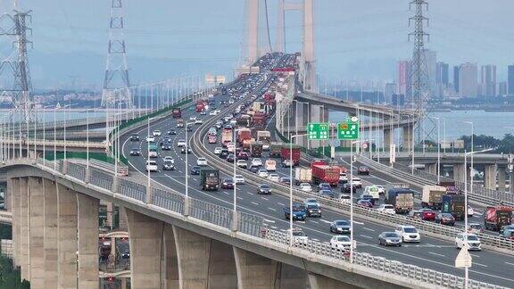 繁忙的高速公路上有很多汽车在桥上行驶