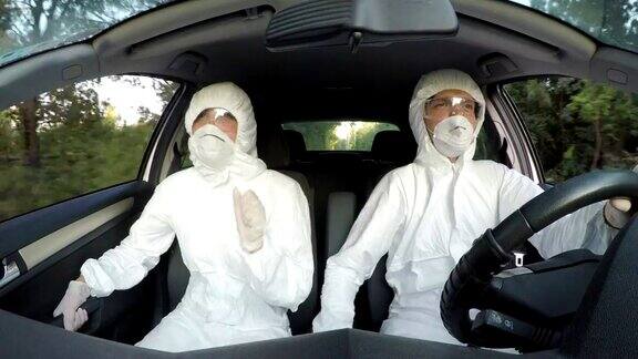 穿着防护服的科学家们欢呼雀跃开车去传染场的时候他们还在车里开心地工作