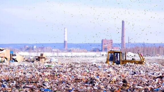 推土机在城市垃圾填埋场工作航拍